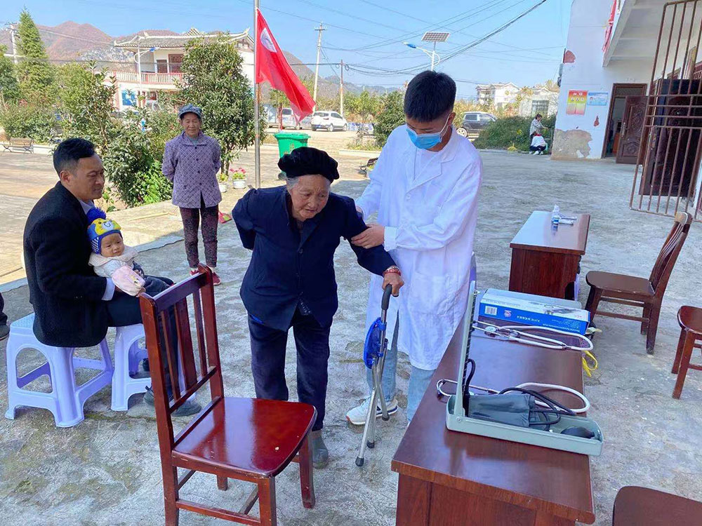 我校開展“關注群眾，關注健康”義診下鄉(xiāng)行活動